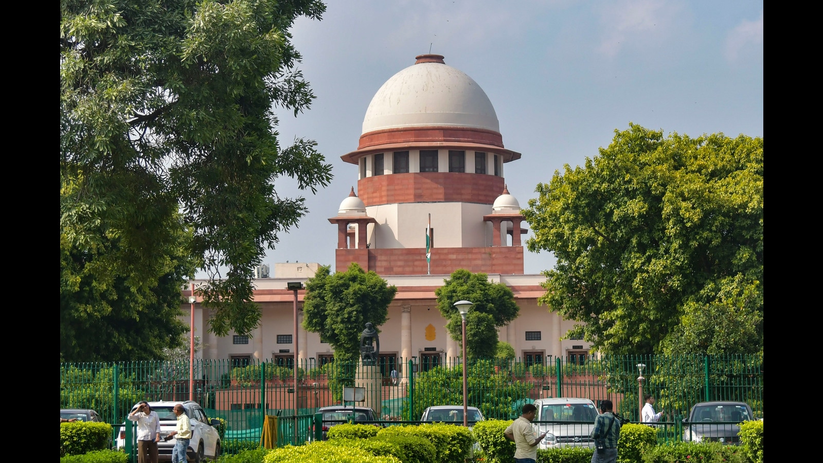Delhi High Court Emphasizes Broad Education for Law Students Amid PIL on Bachelor of Law Course