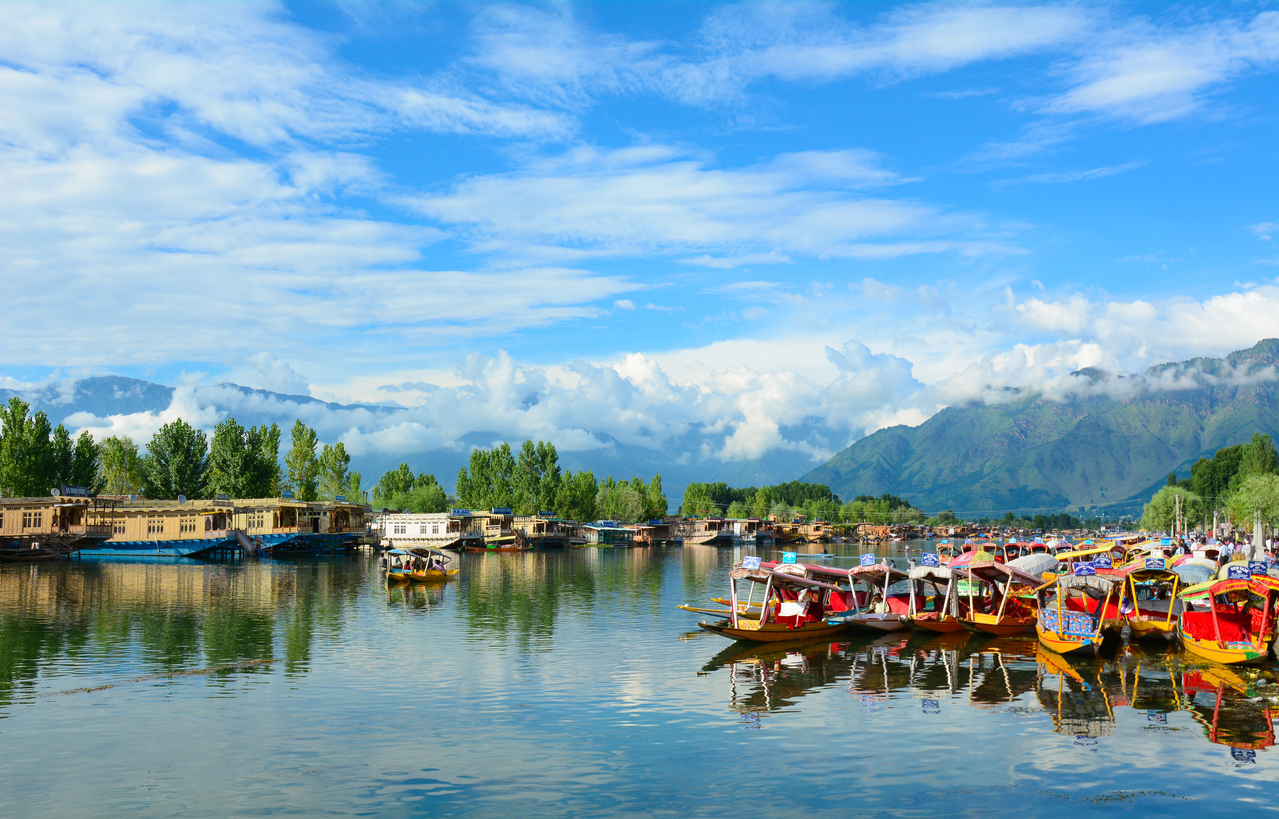 Tackling Pollution in Dal Lake: NGT Forms Committee to Regulate Houseboats and Combat Environmental Degradation